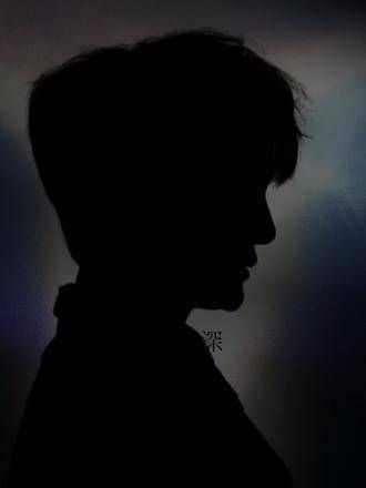 黑暗中翻滚痛苦, 蚌壳终吐明珠, 微光汇聚成束, 我向光明迈进