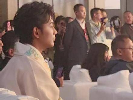 超近距离接触丁真珍珠，今天真是高兴极了，一同参与会议