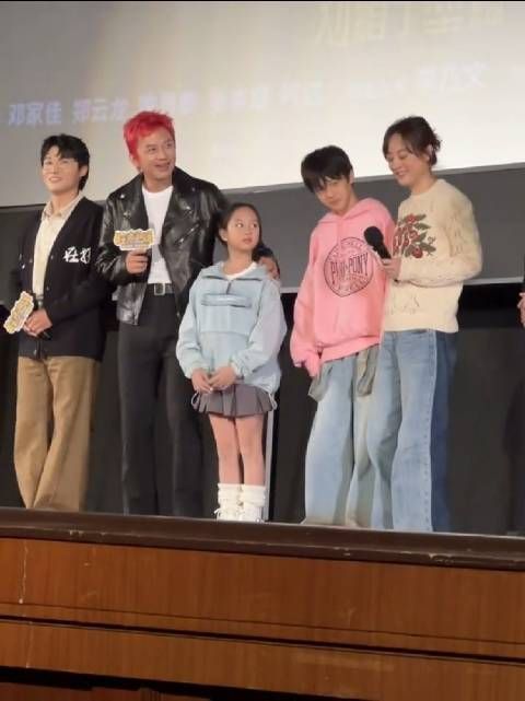 邓超孙俪一家四口同框,孙俪带着儿子女儿支持老公邓超的首映礼…