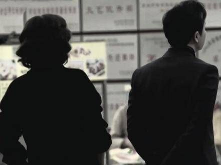 熠熠生辉的霓虹灯下，我瞥见了你的裙摆