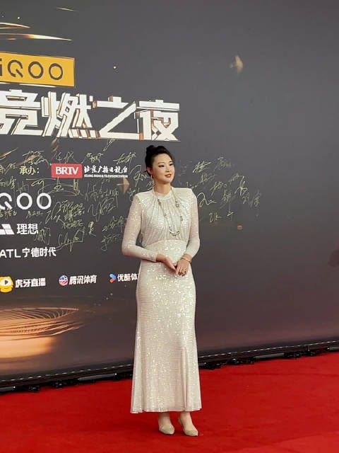 一身闪耀裙装亮相红毯~大气的美