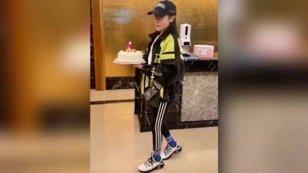 45岁萧亚轩为好友庆生,4次重大手术仍未康复,走路小心翼翼