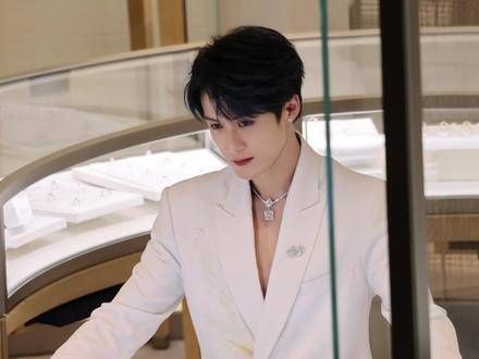定格在此刻 檀健次 西装杀 檀健次戴比尔斯
