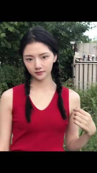 放在年代剧中,任敏妥妥的倔强少女形象