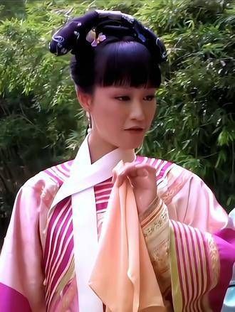 在《甄嬛传》中,大多数宫女都没有佩戴耳环…