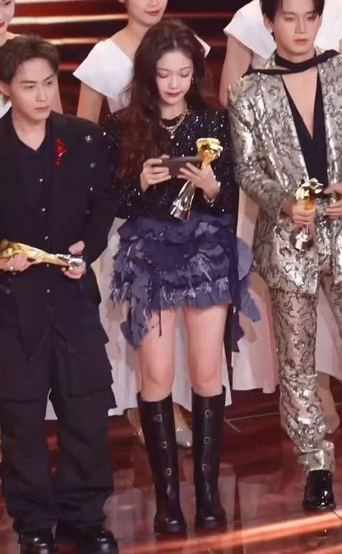 想跟@希林娜依高 一起打游戏的扣1！我先申请出战了！绝对不坑，你躺我带飞