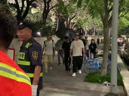 魏大勋到我们社区拍摄戏剧了