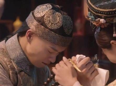 其实他的演技早就非常出色了,当年那六分钟的短片里,扮演病入膏肓的顺治帝
