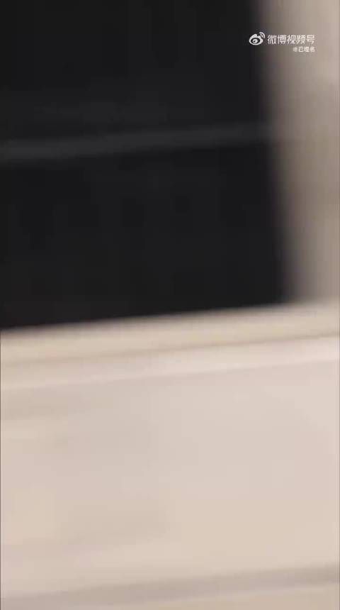赵今麦张凌赫街头接吻,谁懂张凌赫低头吻这一下得到苏感…