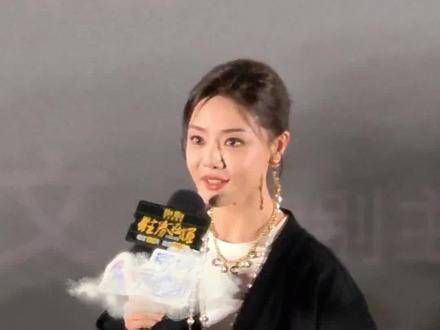 邓家佳表示,在电影《胜券在握》里,她是团队中的稳定支柱…