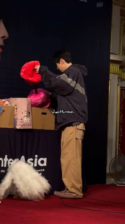哇! 连在一起的帽子! Cr:silvermonique