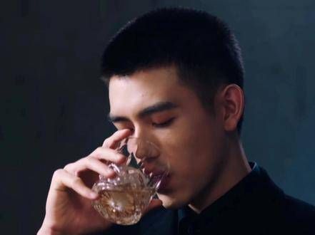 酒吧里的李峋,有种独特的帅气