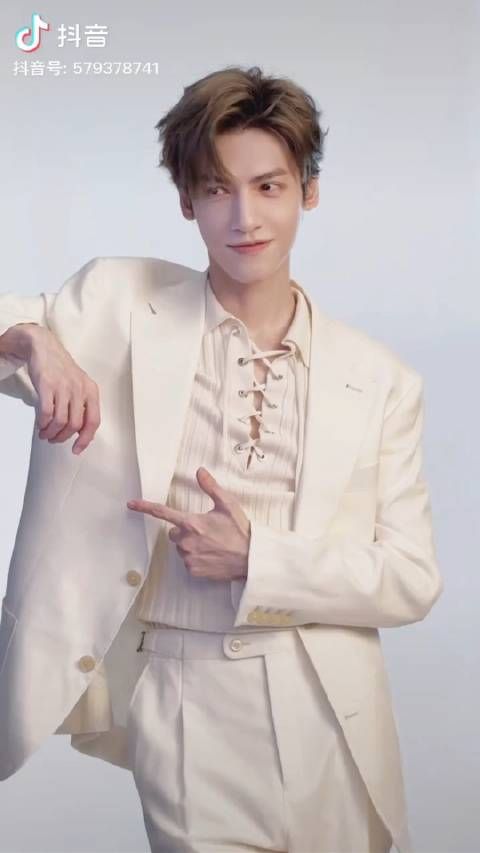 迎着风在无际的天空翱翔,追梦路上难免跌跌撞撞!