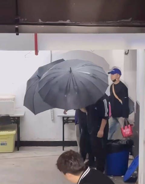 陈哲远《缬罗》定妆路透,都没弄妆造还挡这么严,看不到脸