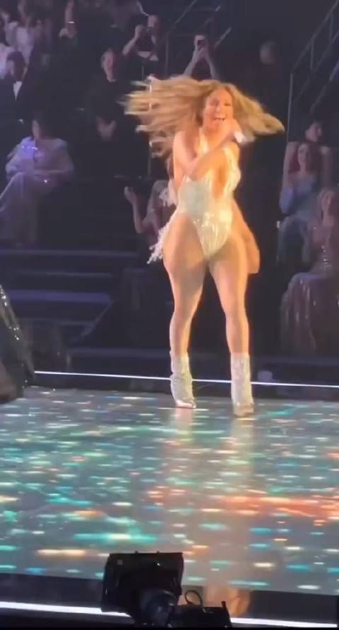美国女演员兼舞蹈家詹妮弗·洛佩兹 (Jennifer Lopez) 在沙特阿拉伯利雅得的