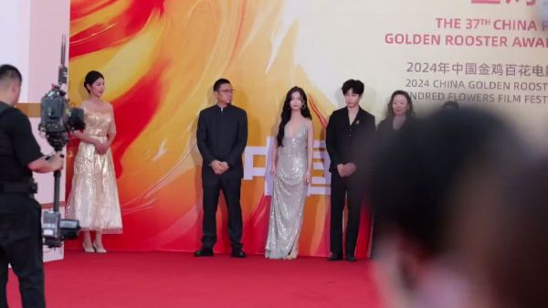 @李庚希Teresa 亮相金鸡奖闭幕红毯 彭彭黑色西装look感觉又瘦了,包帅的!