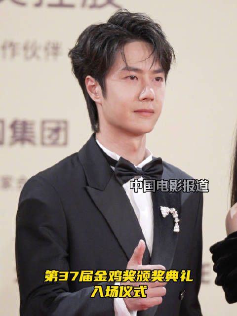 王一博亮相身板挺直,走路带风,气场又长了一分!最后的笑容好暖