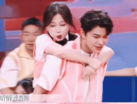 他俩也太甜了吧!粉红泡泡飘起来了!