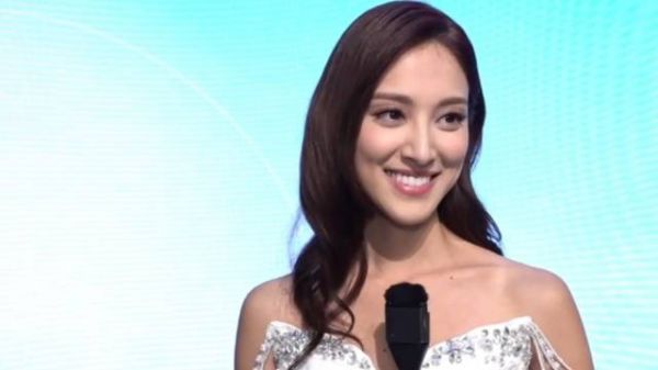 33岁陈凯琳否认与郑嘉颖离婚,结婚6年生3娃,54岁老公承认有代沟
