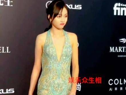 吴宣仪,穿上人鱼公主裙真是美极了,被摄影师们喊得一脸迷茫的样子超萌!