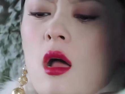 叶澜依真是爱屋及乌的典范,得知双生子是果郡王的后代后,眼神都亮了起来