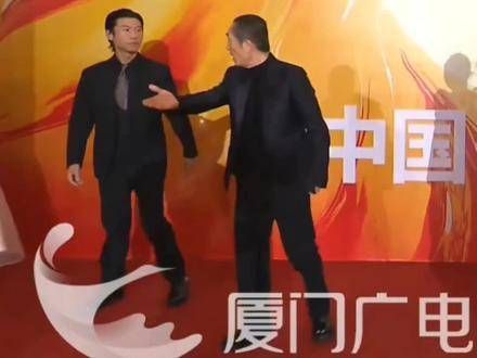 在金鸡奖颁奖晚会上,她的步伐带着风,气场全开,真是太帅了!