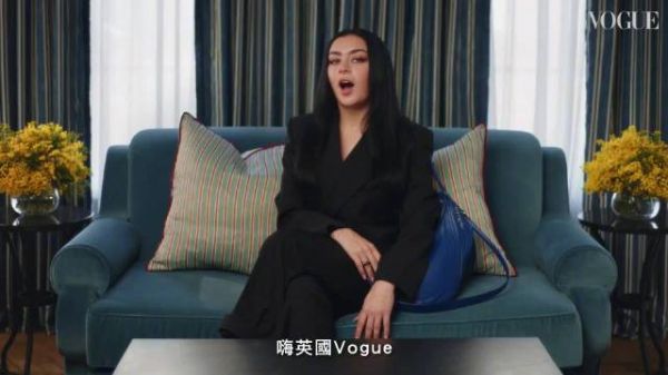 VOGUE X歌手查莉 Charli XCX 的 Mugler包包里有什么?假发、腐烂的香蕉