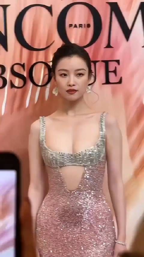 倪妮身材好性感,礼服的设计也很独特,更加衬托了她的妩媚动人
