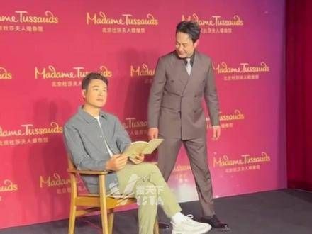 张颂文遇到“高启强”蜡像,直言不讳地说自己的脸还是有些胖