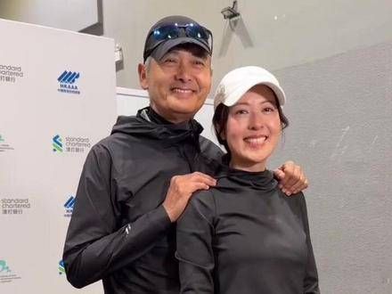 周润发与唐诗咏携手参与机场渣马10公里赛事,成功完赛