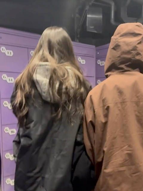 网友在环球影城偶遇娜扎,还说她很瘦很美,同行3人跟闺蜜一起去的,玩的开心