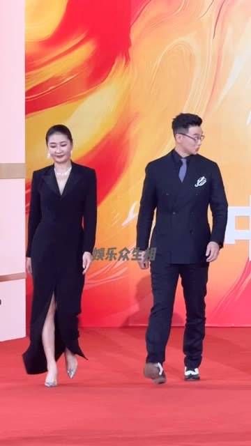 梁静与周一围同框出现在金鸡红毯上,两人状态极佳