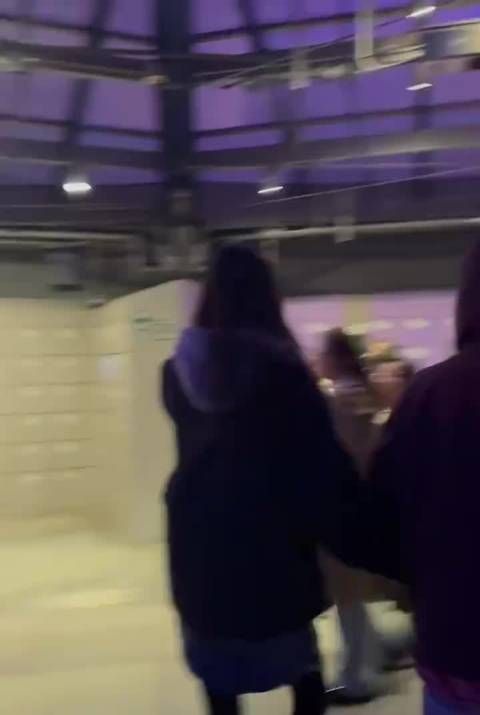 近日,网友在北京环球影城偶遇娜扎,这也是她被曝和张云龙恋情后首露面