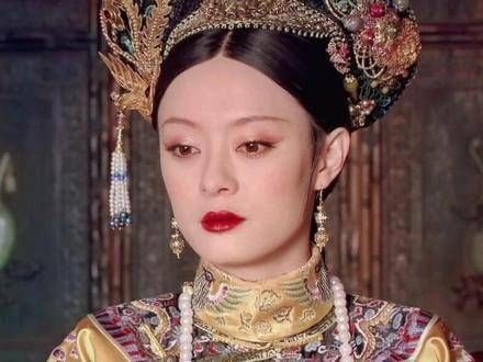 知晓皇后与安陵容作恶多端,最终得知她们离世时,甄嬛内心泛起阵阵悲凉…