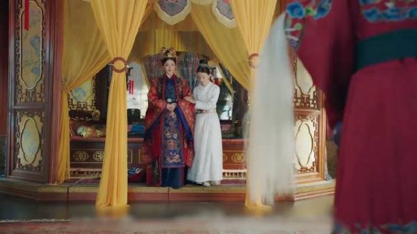 皇后仗着怀孕随意打骂宫女,宫女发飙推她下楼,肚里的娃当场没了
