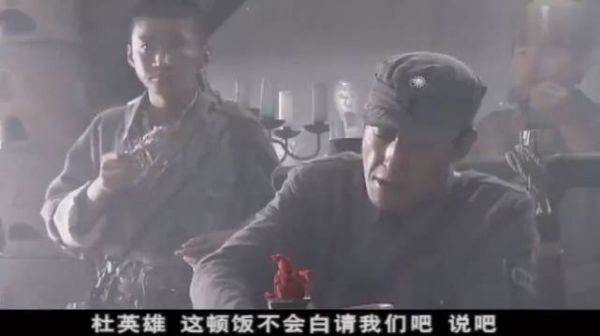 土匪逼八路交出武器，结果一听八路军部队番号，秒怂！