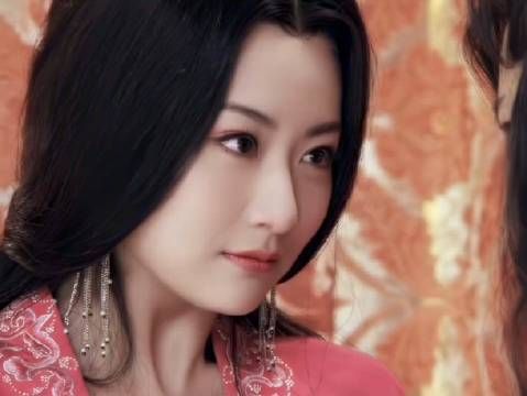 媚眼如丝,她好像一只摄人心魄的狐狸