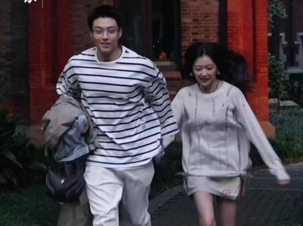 爱情或许就是,无论何时都愿意紧握的手和时刻准备拥你入怀的温暖