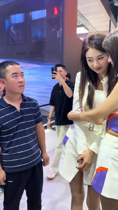 看土味视频品百味人生,广州车展,车和车模都没火,条纹哥火了!