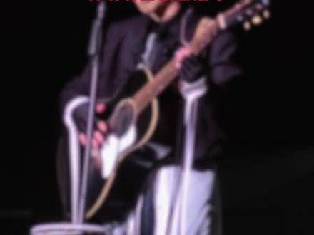 演唱会上话筒不慎掉下,一位小女孩勇敢地上前接过话筒继续唱歌…