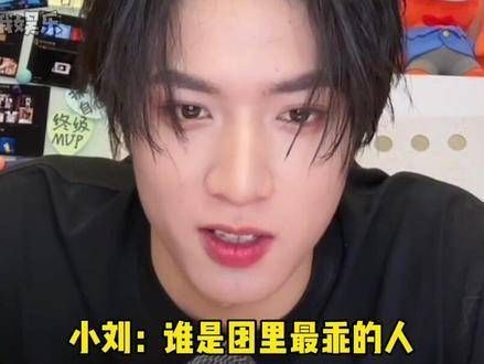 一直提出各种夸奖自己的问题,六个哥哥都像商量好了一样宠爱着他、赞美耀文!