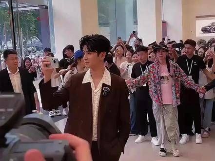 第一次见到狗仔爆料的恋情竟获全网祝福,感觉就像过了情关,遇到了正缘!