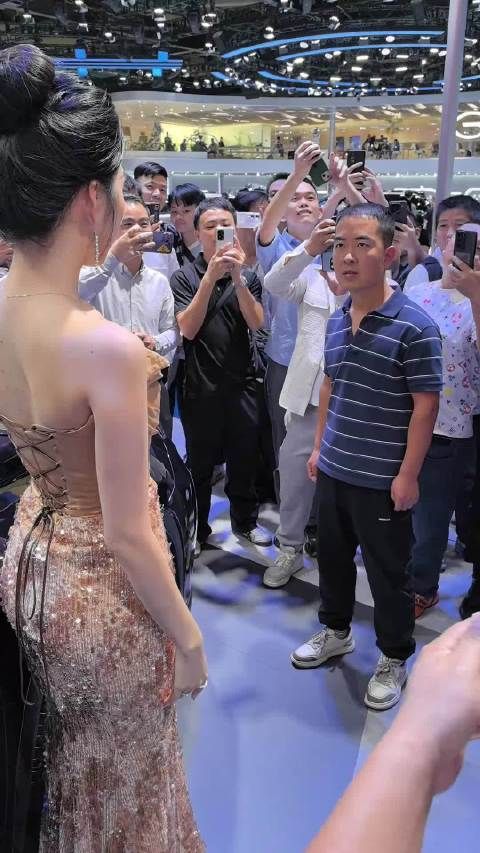 车展上的条纹哥!这哥们儿这会是在帮未来的孩子取名字吗?