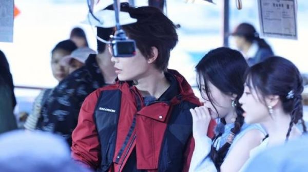我还是头一次看见虞书欣咬指甲,这是被传染这个习惯了吗
