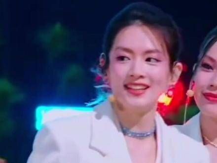 浪姐舞台,真是美得让人移不开眼 笑容最治愈的女孩