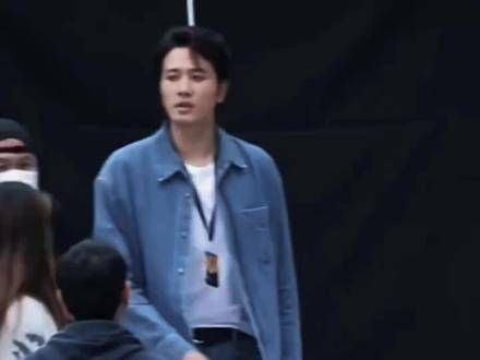 是牛仔衣滕翊啊，今日滕翊的光芒万丈！