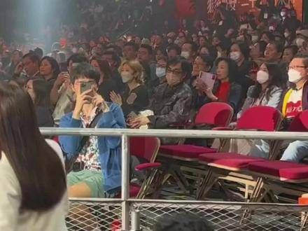 演出接近尾声,众多明星登台致谢,全场齐声呼喊Leslie!场面令人动容!