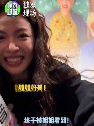 哇哇哇,收到了 亲手给的冰淇淋对着镜头的笑容真是太美了!
