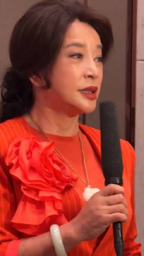 又被刘晓庆惊艳到了,这状态真的绝了,满头乌黑秀发,满脸胶原蛋白…