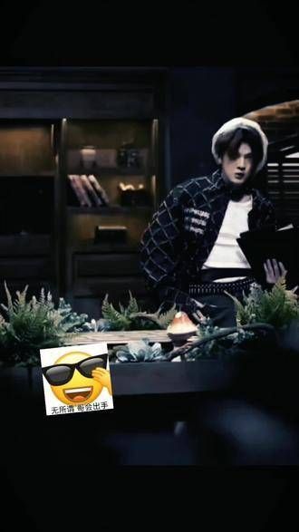 哥们你这真让我笑喷了,我觉得那件衣服有点问题,把外套脱下来让我瞧瞧